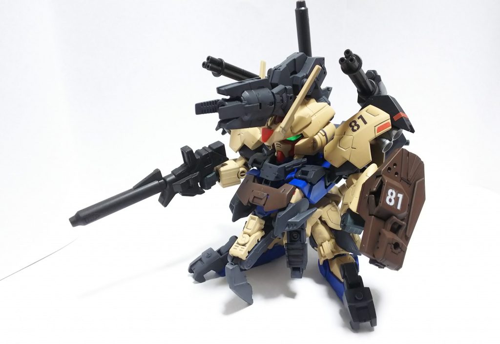 ハイパーメガキャノン発射形態通常の威力での発射は通常形態のままでも可能だが、フルチャージでの発射時は脚部、腰部のアンカーを突き刺しボディを固定する
    +