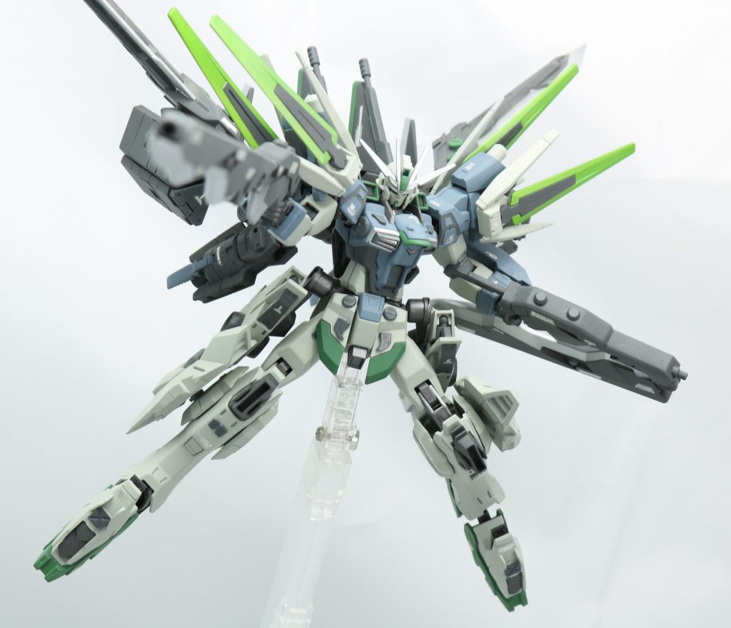 主兵装は二丁のベイオネットライフル原作だと弾丸は実弾ですが、これはビームを撃てるという設定でお願いします.....wバレルを折り畳んで、高出力ビームとビームマシンガンを撃ち分けられる(という設定)