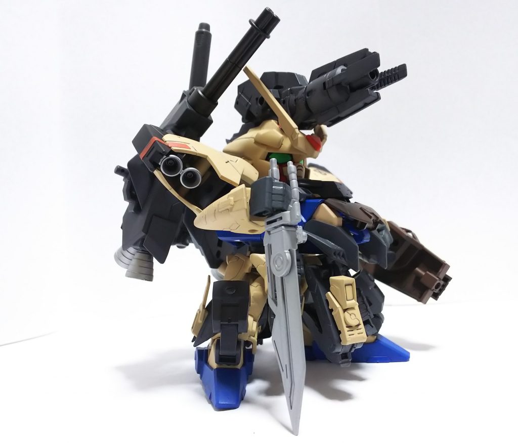 へヴィーバレルの主装備は頭部のハイパーメガキャノンの他、大型ビームライフルと高周波振動ブレイドを装備 (ビームサーベルは装備していない
    +