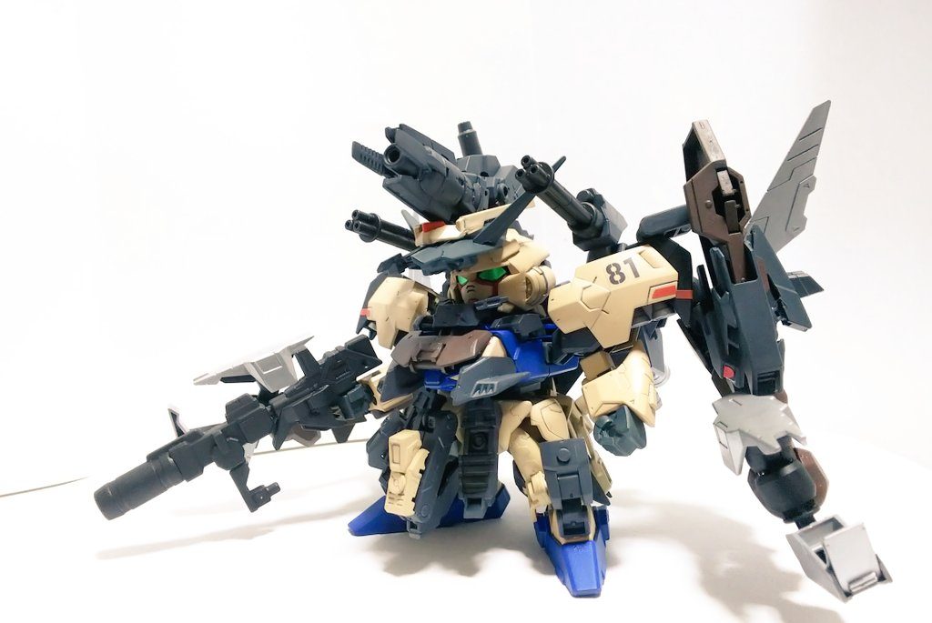 ガンダムへヴィーバレル改バグスのパーツで強化したへヴィーバレルの新たな姿少しではあるが飛行が可能  大火力で殲滅し、くぐり抜けてきた物は大型クローの餌食となる
    +