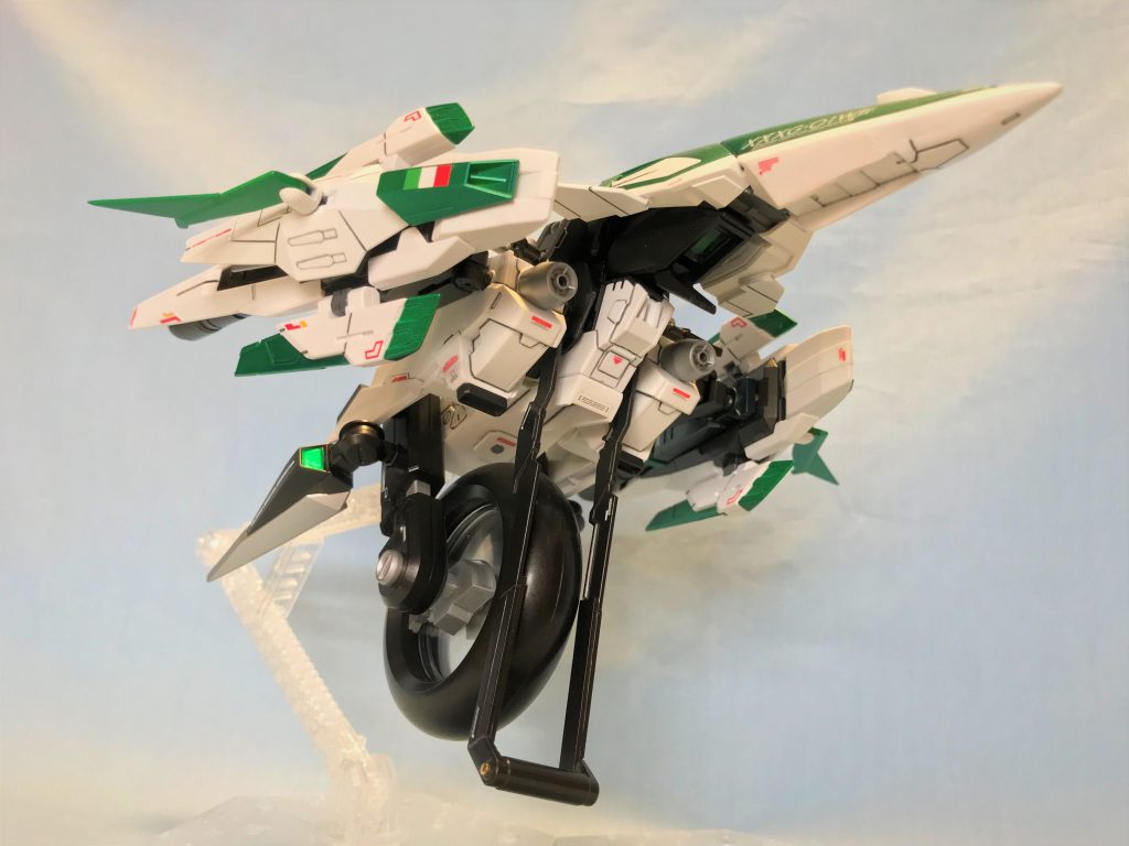 次は下から。MG版に相応しくオリジナルギミックとディティールを増し増しにしています。可動タイヤを接続しているパーツは、一から図面を引いて手作り。車体角度の安定と模型強度の確保に苦労しました(汗)