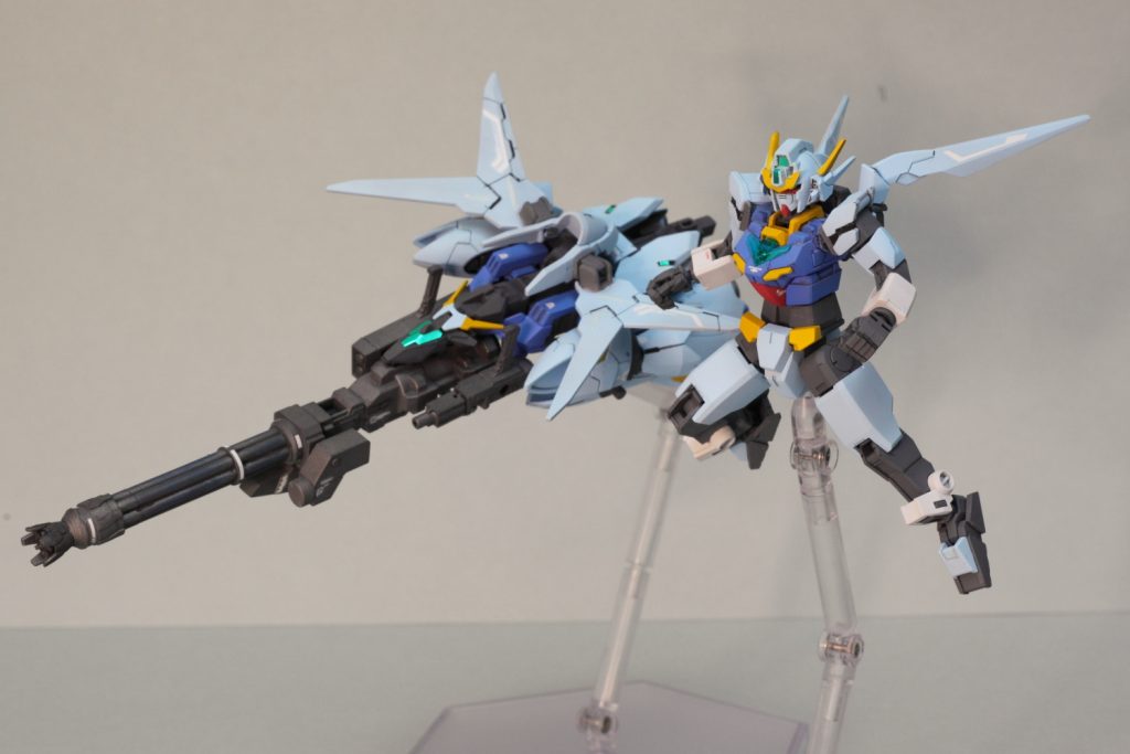 本機のコアガンダムは Ⅴガンダムヘキサモチーフのブレードアンテナを追加装備 、原型機の各種アーマー同様ＳＦＳとしても機能するバニシングアーマーとの通信強化用となっています。
