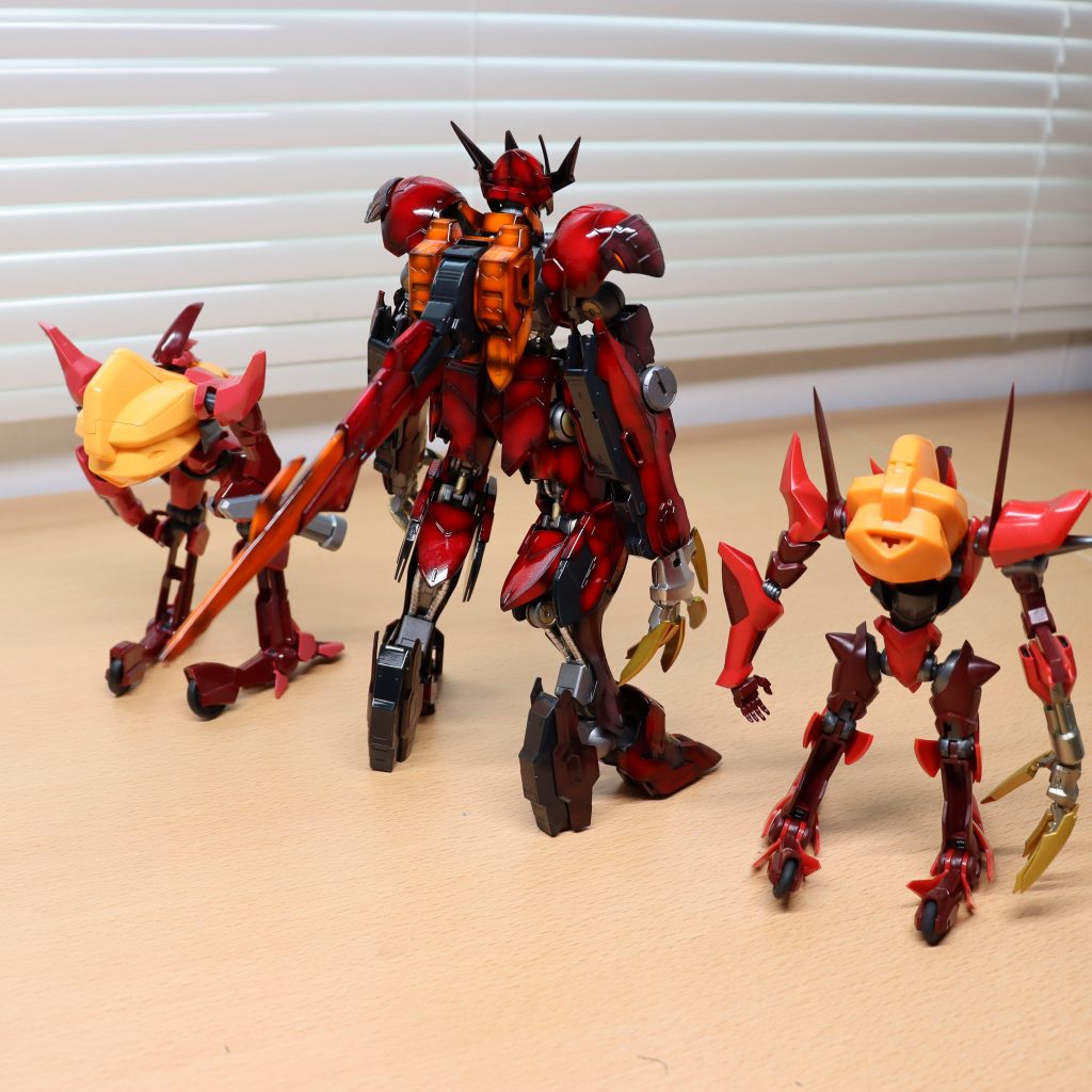 参考にした紅蓮弐式（左）と紅蓮聖天八極式（右）
それなりに上手く取り入れることが出来たかな、と思ってます。