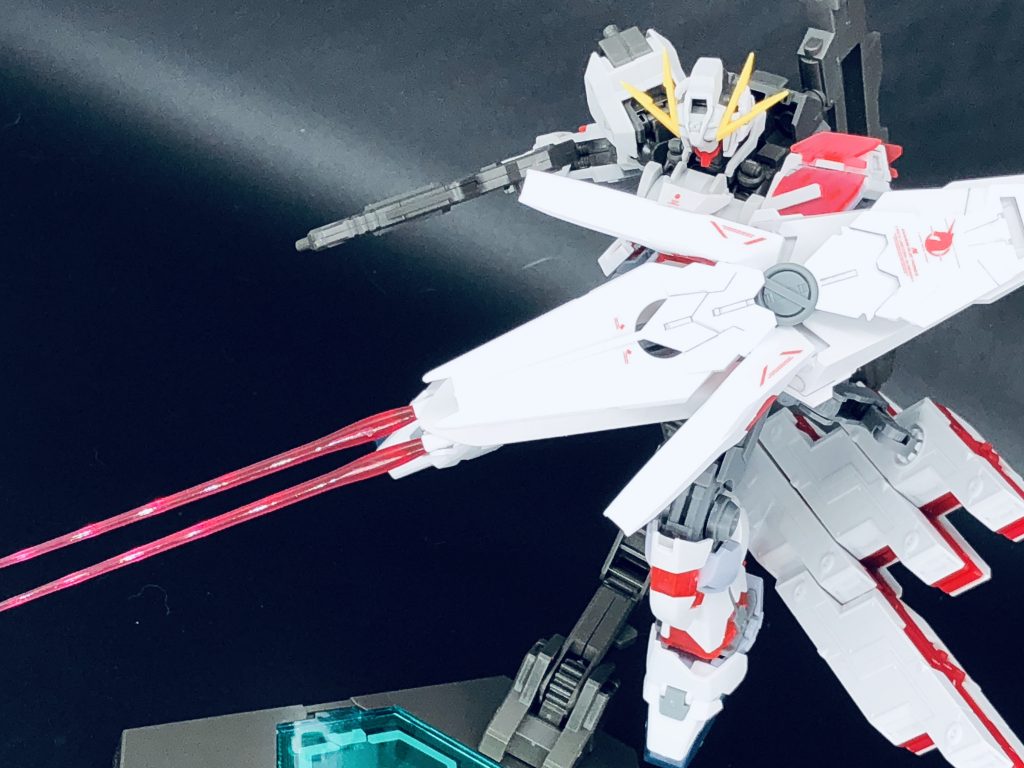 マルチウェポンシールド…右肩に懸架されたブースター兼シールド。ビームライフル、ビームサーベルとしても運用可能。
Iフィールド発生機構を備えているため防御性能自体も高い。