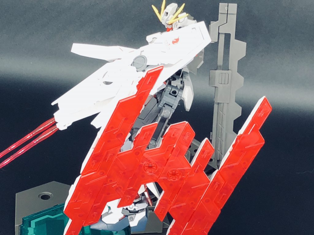 サイコプレート…ムーンガンダムのものを流用したサイコプレートを腰部に装備している。
感応波の流れを受けて、いわば船の帆のように推進力として使うことも可能。