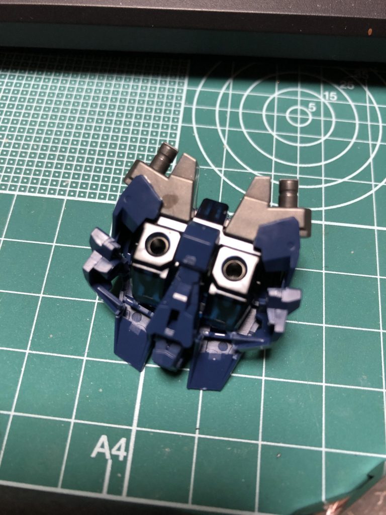 バックパック作業工程。ユニコーンのバックパックの中にゼロカスタムのバックパックを入れ込むような形です。