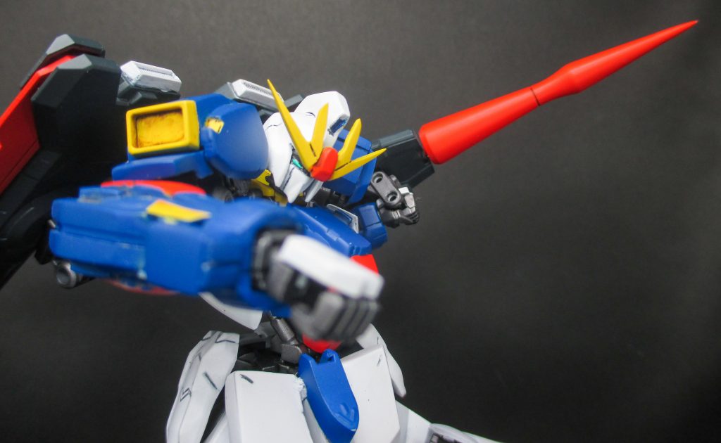 鉄血機体らしく打突武器になっています。