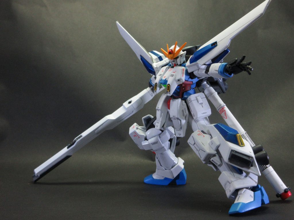 超月光剣 サテライトソードサテライトキャノンをそのまま剣として使用。超質量武器からたたき出される攻撃はどんな装甲も破壊する!究極必殺技「円月殺法」!!!!!月の力を借りて放つ剣撃!決まった!
    +