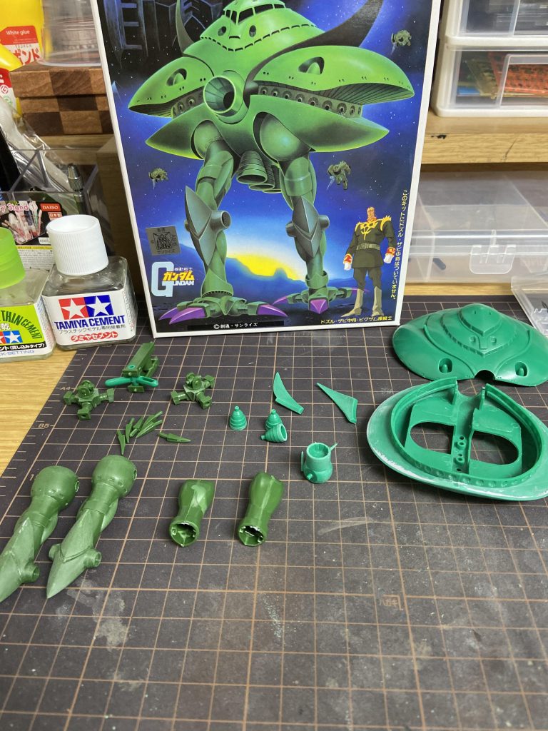 39年も前に発売されたキット。パーツ数は少ないですが色々と手を加える必要があるので夏休みの自由工作気分でした。