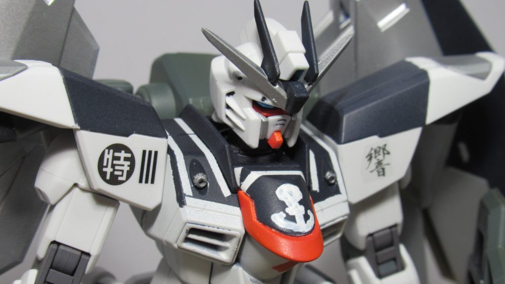 バストアップ。
ダークブルーに入っている白い線は、どれも元キャラの服装が由来です。
右肩には特Ⅲ型駆逐艦、左肩にはデザイン元のキャラの名前のデカールを貼りました。
頭部も帽子を反映しようと思いましたが、どうしてもダサくなったので、アンテナへの着色に抑えています。