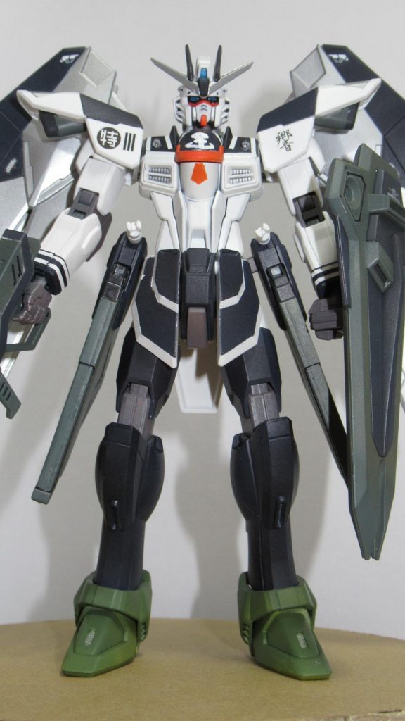 真正面から。
フリーダムガンダム、大地に立つ。
胸部のさりげないリボン塗装が特徴です。
スカートの側面だけ白なのは、元キャラのスカートの2本の白線を再現した結果となります。