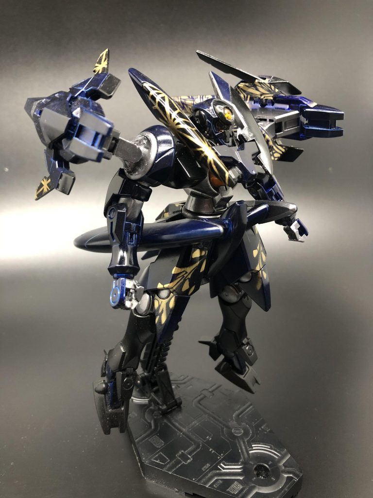 カラーリングは黒と紺。黒い部分と紺の部分で柄が異なる。