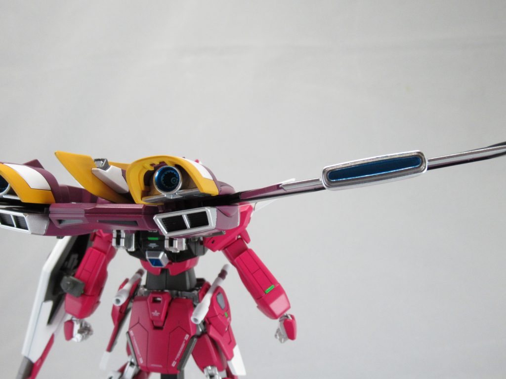 ファトゥム01は配色や筋彫りなどで結構アレンジを加えました。
いつもはスラスター内部はメタリックレッドで塗るのですが今回は気分を変えてメタリックブルーです。