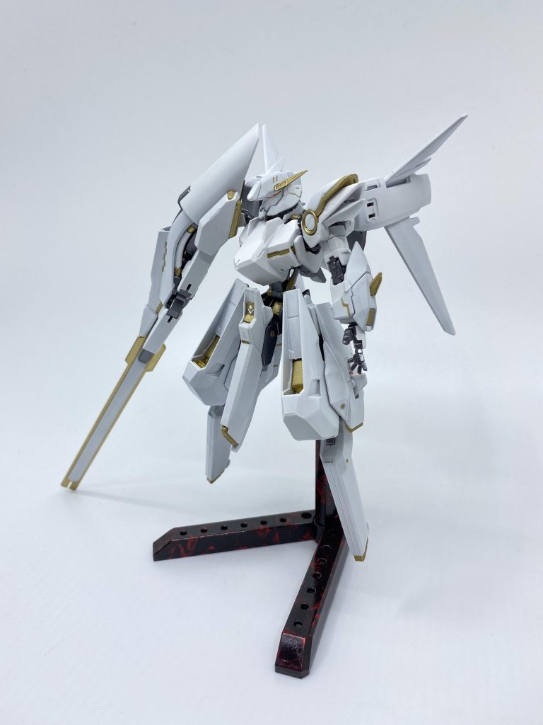 墨入れも最低限に、とにかく白を目立たせて金を差し色に。
潔癖な印象になっててほしい(願望)