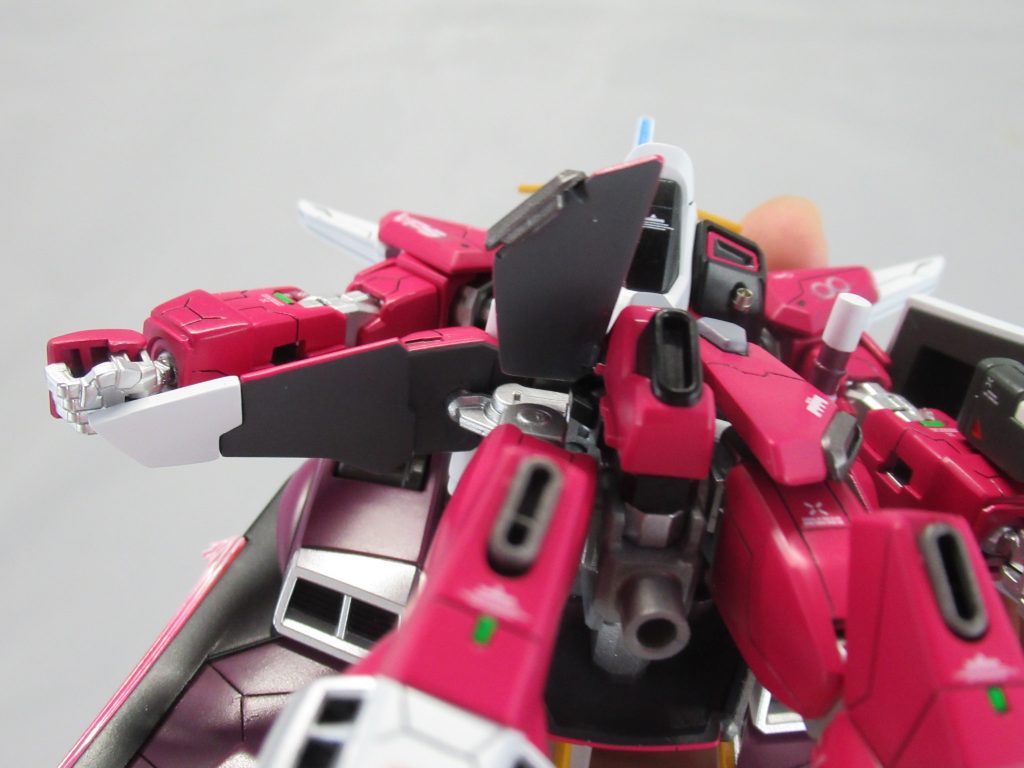 この機体は足周りが印象的なので筋彫りは比較的多めにしています。
太腿は外側と内側で微妙にデザインを変えています。
また今回はスカートの内側や足裏などもしっかり塗り分けてみました。
まだまだ伝えきれないこだわり等があるのでTwitterの方もチェックしていただけるとありがたいです!