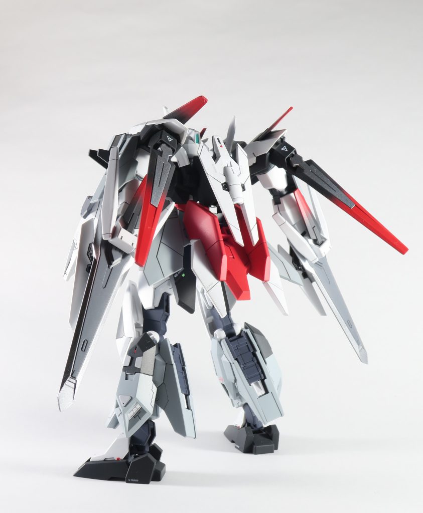 背中です。ユーラヴェンガンダムの肩に、FXの腕をポン付け。FXについていたファンネルは飾りですが、ブラック⇒レッドとグラデーションにしてみました。