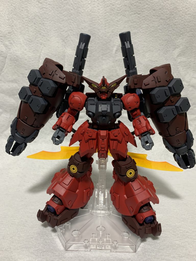 鬼プラ板貼り各部にランナータグを加工したプラ板を貼り付けてディティールアップを施しました。購入してから4ヶ月積んでましたが待たされた甲斐があり普通に組んでもかなりかっこいいです。最近のガンダムには無いゴツゴツしたデザインです。