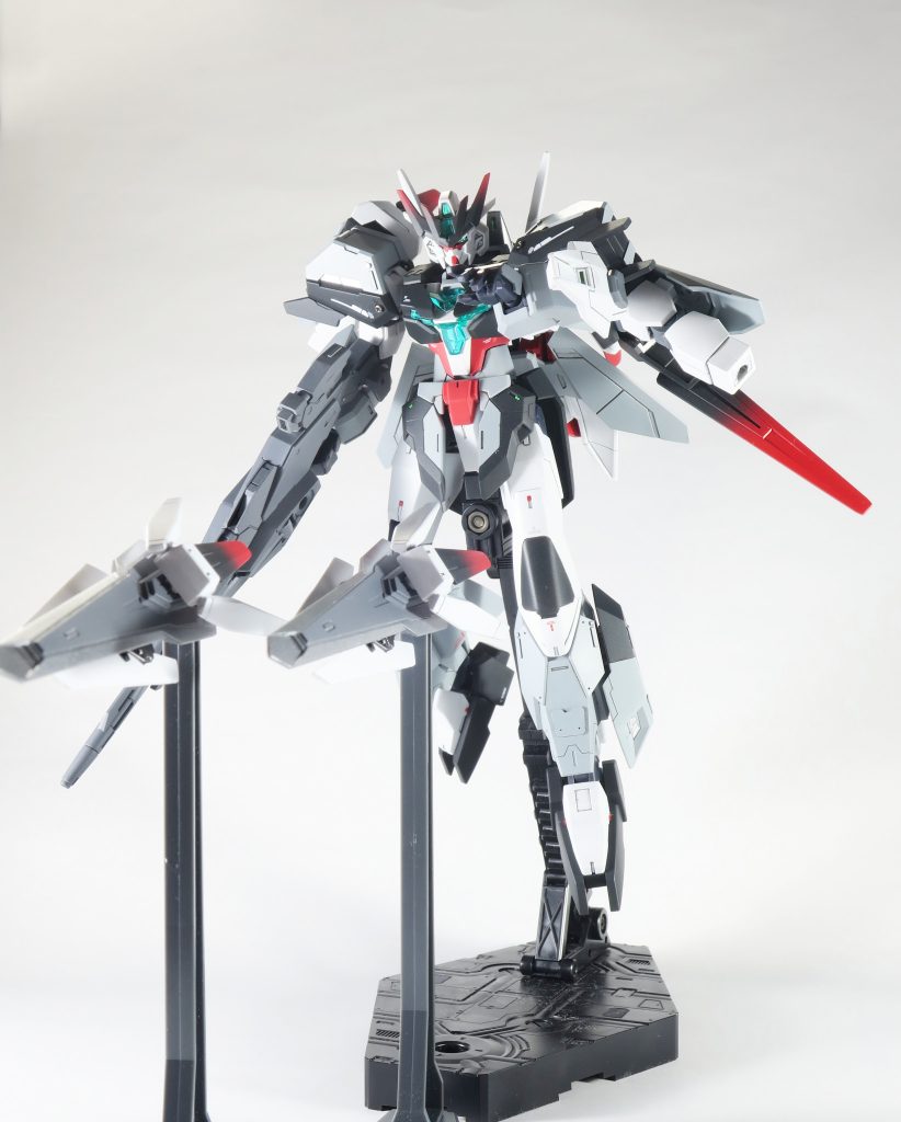何が強化型かというと。。。背中についていた大型ブレードを装備したセンサービットです。様々な戦況に対応できるファンネルのような武器!という妄想で製作しました。
