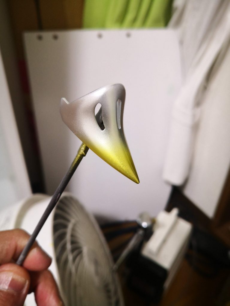 下地から塗り分け。緑の部分はゴールド、青の部分はシルバーで。