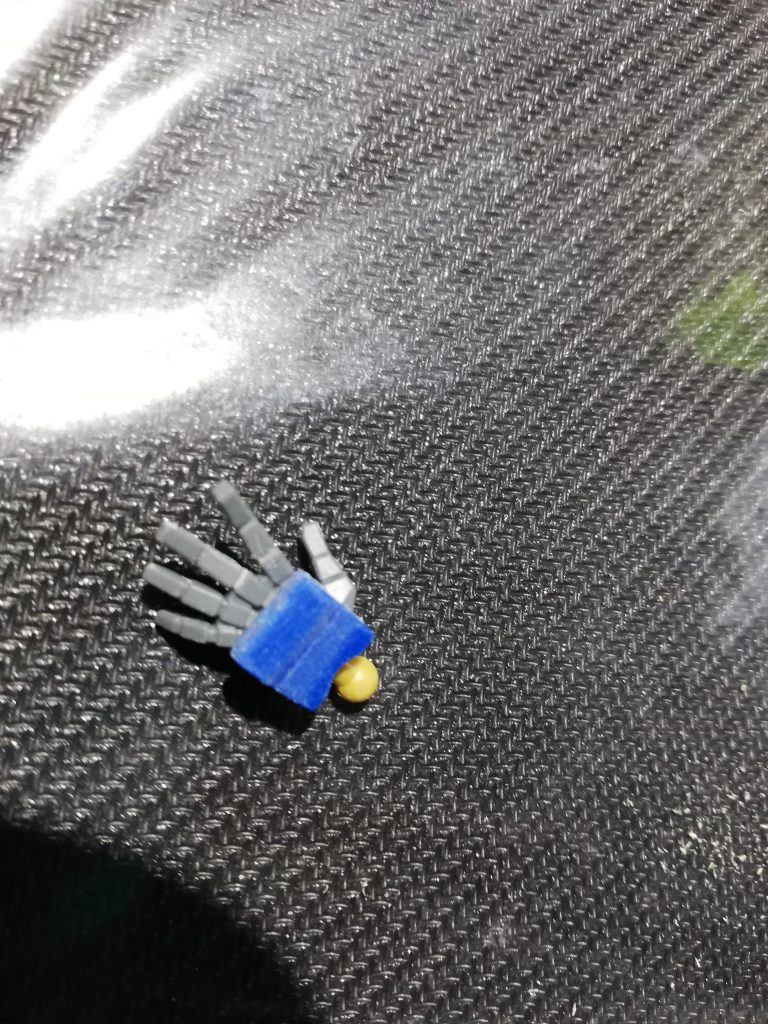 「ジャベリンには平手が無いとダメでしょ」
ということで付属手首とビルドナックルを適当にカットしてくっつけました。