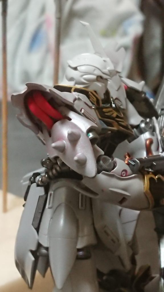 肩内部の赤い線はリアルの電気配線ですね。こいつのせいで可動範囲狭くなりました💦