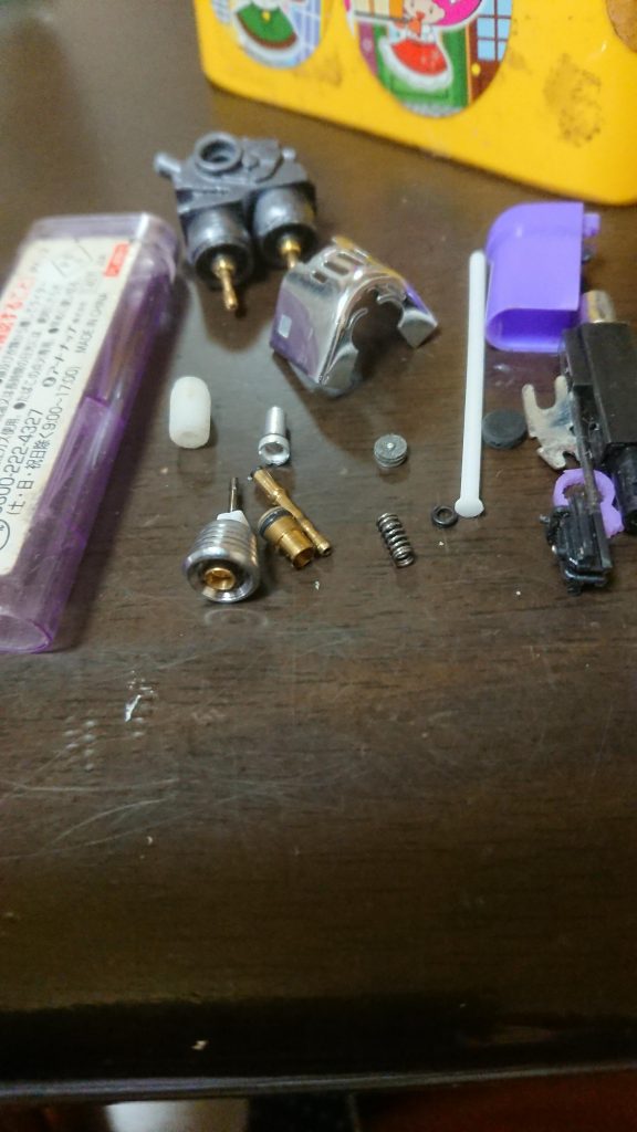 ライター分解してパーツ取り出し。。
もちろん使いきった火の着かないライターです。