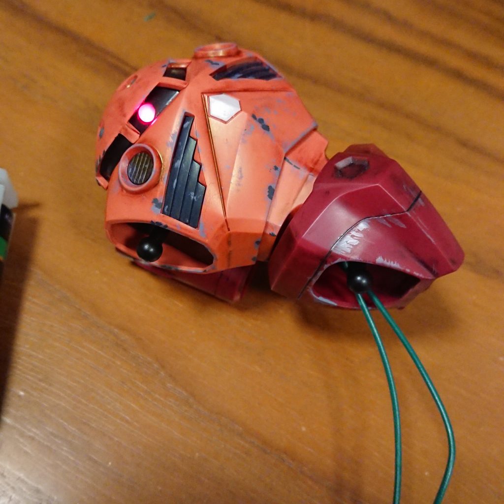 配線は胴体から右足の中を通して、土台に入るようにしてます。配線が見えないようにするのに苦労しました。