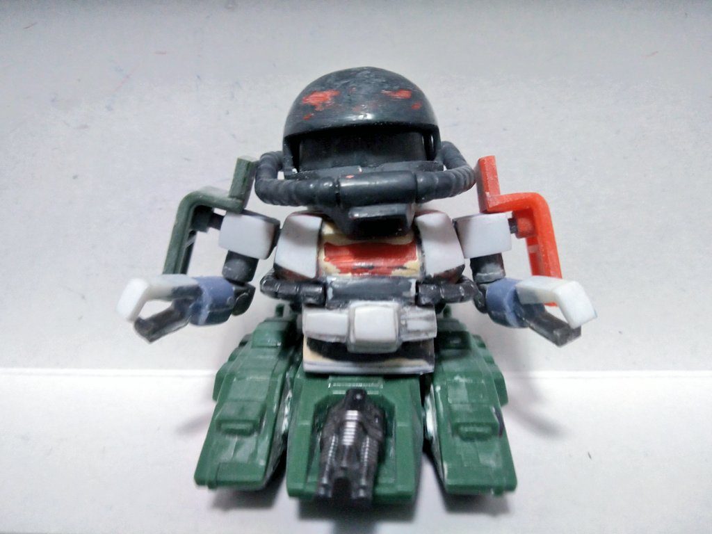 両肩のシールドはガシャプラザクのパーツを加工。腕はガンキャノンのダミーメカの腕を元にプラ板や市販の円柱パーツ等を組み合わせて作成。