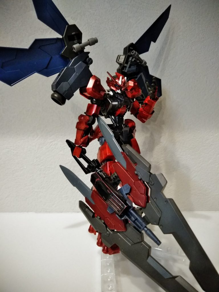 ブースターモード・ディアボロス
ブースター位置変更により翼を広げたような姿に。ブレードブースターを変形させ超大型大剣に