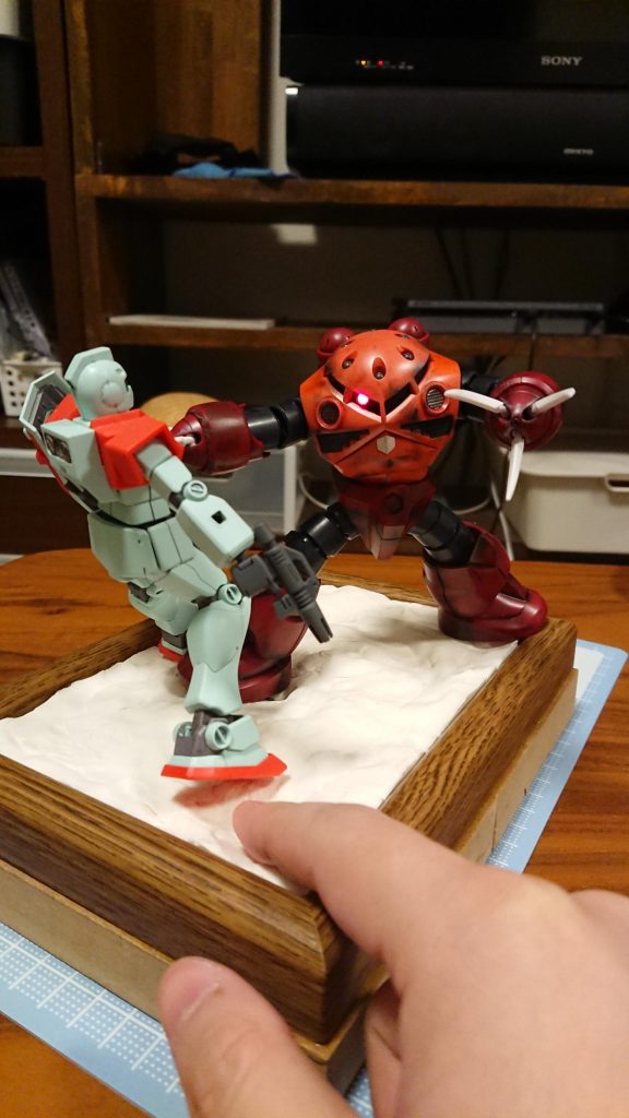 百均で買ったフォトフレームに紙粘土を敷き詰めて土台を作ってます。