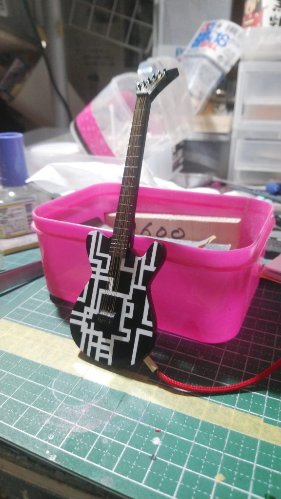 ギターは、原寸からMSのサイズにサイズアップしたのち、1/144サイズにサイズダウンさせました。
約16センチです。つやつやのグロス仕上げです