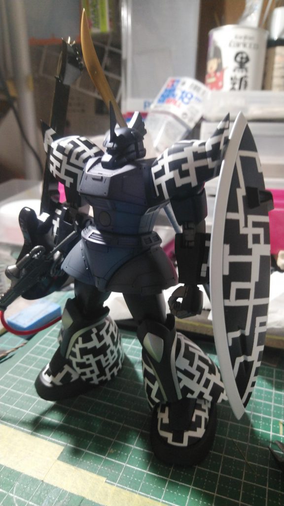 胸部、腰アーマーは、自作グレーにパープルパールを上掛け、肩や腕、足は黒は黒にブルーパールを上掛けしました。