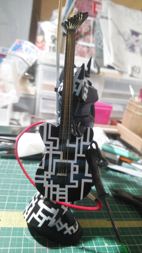 ギターはプラ板からのフルスクラッチです。弦は0.1ミリの真鍮線で