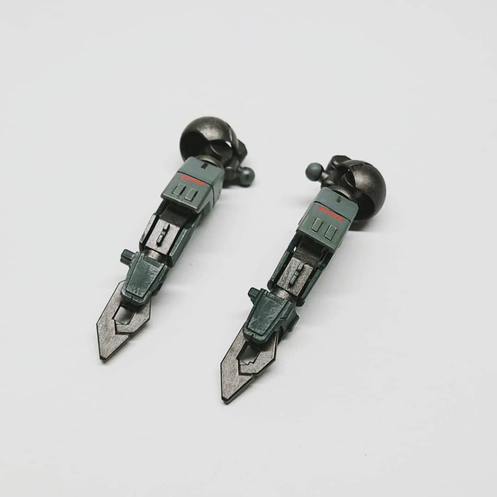 腕にもプラ板、関節は全て焼鉄色を筆塗り