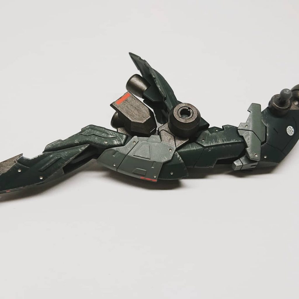 脚部もプラ板や切り取りで情報量を増やしました