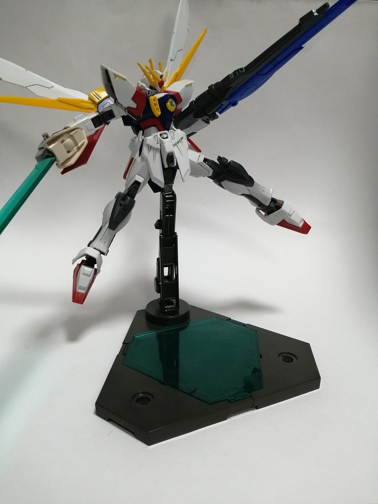 背部のウイングは元機体のパーツの付け方を変更しただけです〜