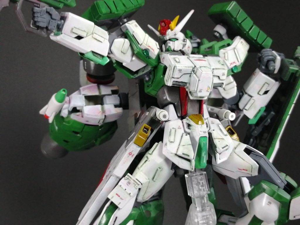 前面。胸部、腰部、膝、アンクルガードにジャンクパーツを中心にした追加装甲。フリーダムのレールガンを流用。肩には旧キットヘビーアームズのミサイルポッドを追加。アンテナ中央はエアマスターのアンテナ中央のものにリプレース。あと全体にプラ板工作でディテールアップ。アンテナはシャープ化しました。塗装はベースにオレンジ・赤・緑を置いた新MAX塗りにチャレンジしてみました。特にオレンジは良いですね。上から緑を重ねると迷彩柄のような発色になってくれますね。これは今後も使えそう。