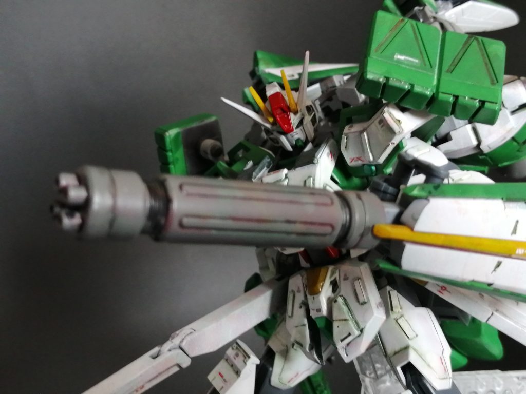 シールドガトリングガン。ストライクのシールドに、つけ外し可能な銃火器を追加しました。いいよねシールド砲。本体とシールドの接続はGM/GMの結合部のものへリプレースしたので、こちらもいろいろな表情がつけられます。