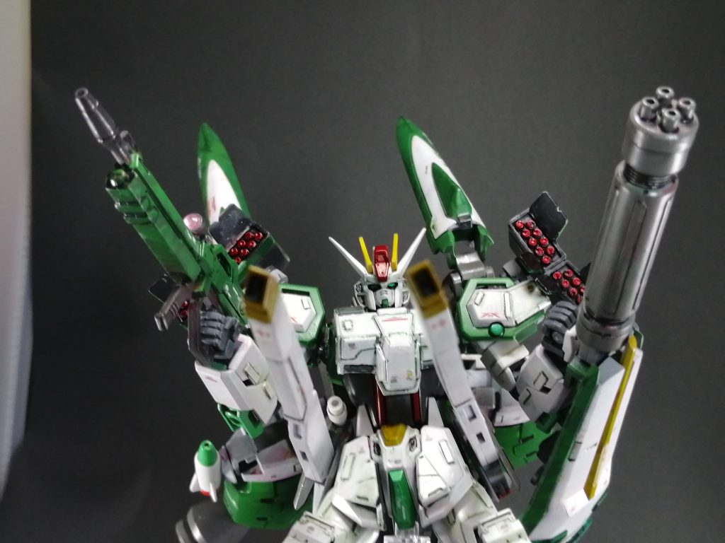 ストライクアオバ式のフルバーストモード。ビームライフル&シールドガトリングガンに加え、フリーダムのレールガン、ヘビーアームズのミサイルポッド、背面バーニアユニットの対艦ミサイルも一斉発射します。……意外と腰部レールガンって構えたときのバリエーションないね。