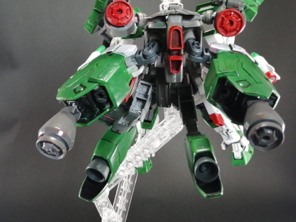 背面。サーペント脚部、ドムR35のバーニア、ブレイブあたりからパーツを拝借してフレキシブルバーニアをでっち上げ。バーニア中央は百均の服飾用ボタンです。それっぽければヨシ。バーニアアームはフレキシブルに可動するのでかなり表情つけられます。