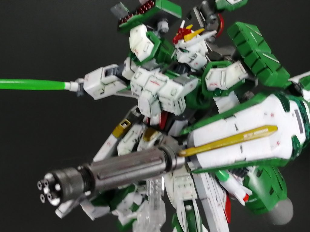 ビームサーベルとシールドガトリングガンとの対比。長物系の武器はいいね。ガトリングガンみたいな武器は、作中でバッサリ真っ二つに斬られて、シールドごと手放して空中で爆発を起こしてほしいよね。