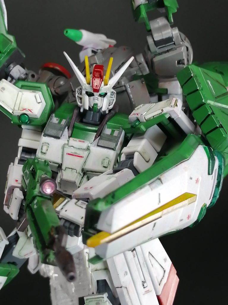 スミ入れは「白いとこはグレー・黒」ではなく、基本的には全て緑色の塗料でスミ入れしました。ウォッシング的な効果を求めてやってみたのですが、結果は全体のカラーバランスに統一感が思った以上に出て大正解。特に胸部の白い追加装甲（ロトの胸パーツそのまんま）が、いい感じのアクセントになりました。コレも今後どんどんやっていこう。