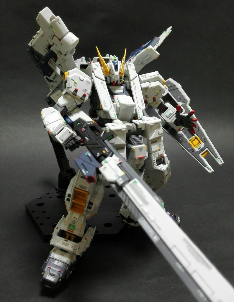 塗装ハゲやディテールの剥がれを心配していたのですが、いざ撮影を始めてみると扱いがどんどん雑になって行く自分に気付きました。慣れって怖いですね・・・因みにここからフルアーマー装備です。