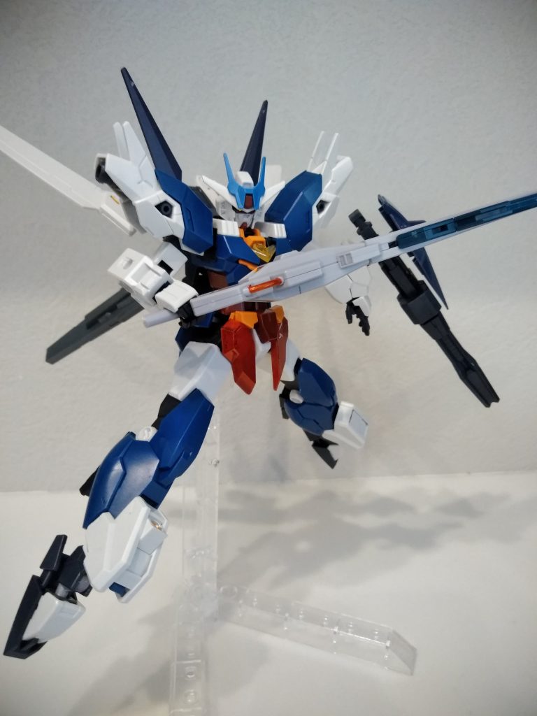 GNスマートガンブレイド実体剣部とレールガンを兼ねた主武装。剣内部に小型化したGNドライブを有する設定。実体剣部は先に砲門を備えビットとして運用可能。
+