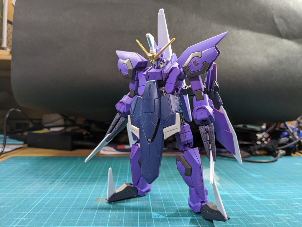 足パーツを腕に置き換えてるので普通に立たせると短足&接地面少なくてバランス悪いという二重苦。