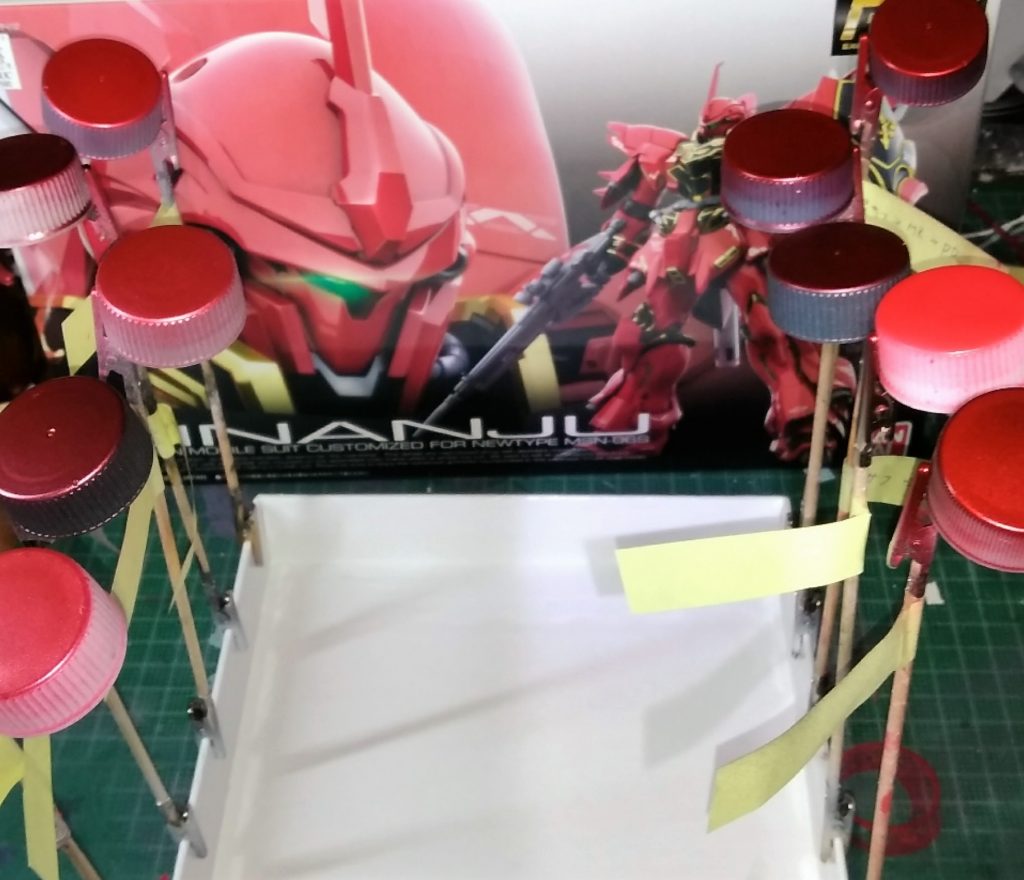 ペットボトルの蓋を使って、納得のいく赤が出来るまで試行錯誤しました。