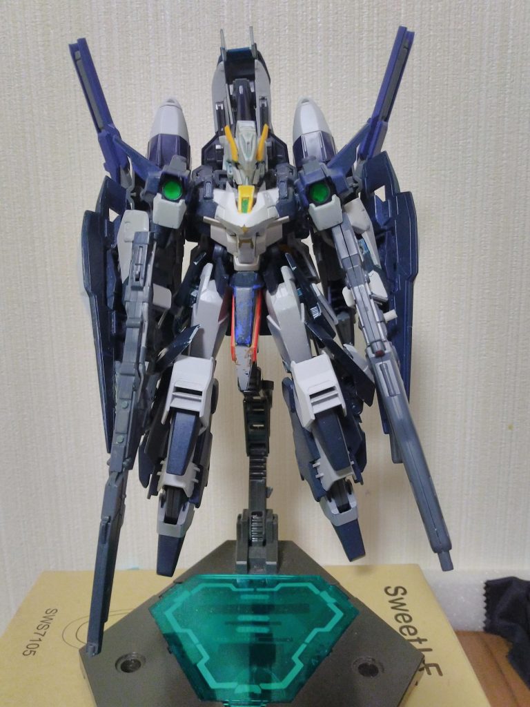 リゼルからの変更点は
頭部は強化センサーユニットをつけてゼータ顔に
胸部はとがらせてある
肩はライトニングのものをそのまま流用
腕はフライルーの腕パーツを合成
腰はフロントアーマーをなくし後ろはフライルーのものを追加股間は普通のものに
あしはわりとそのままで膝とふくらはぎに追加パーツ