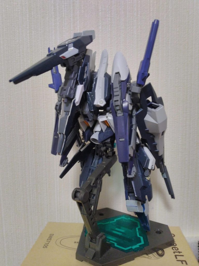 スラスターは下半身に集中しており
バックパックなどはフレキシブルに可動出来るようにし、変形時に後ろに集中出来るようにしている