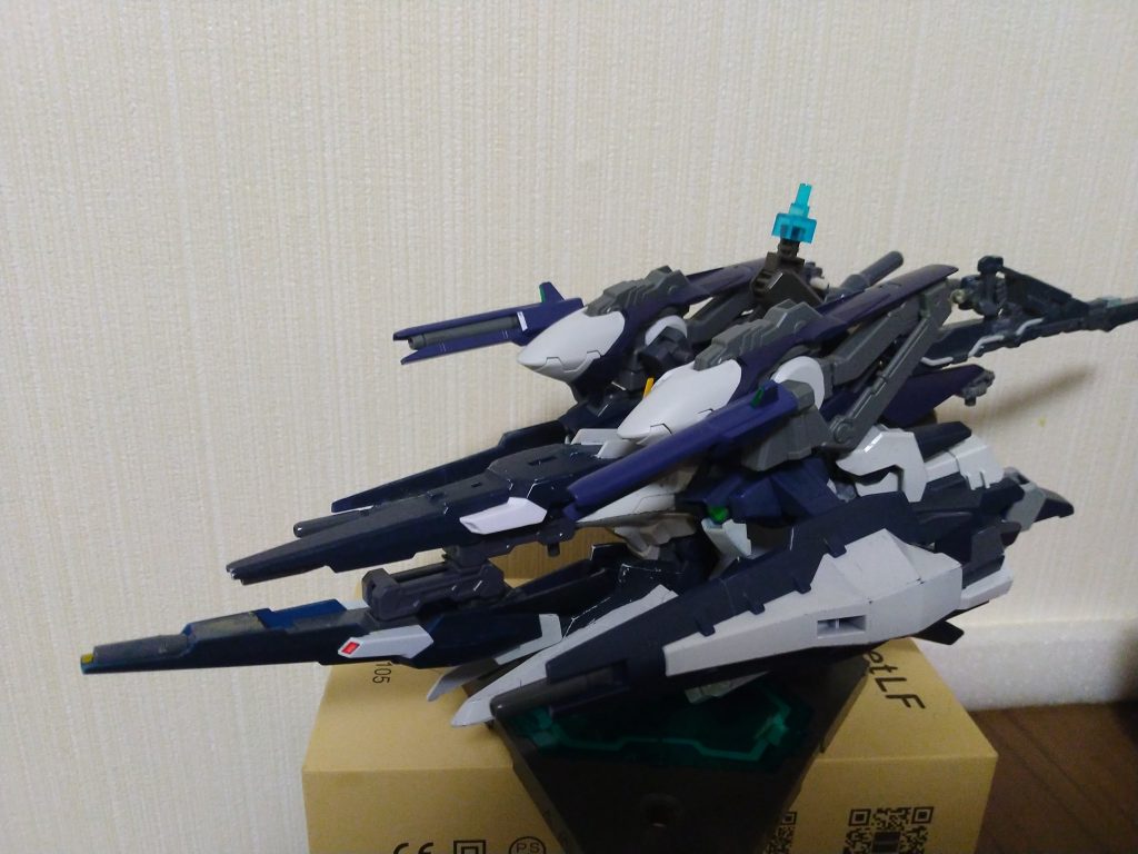 差し替えなし変形をオリジナルで実装
テールスタビライザーを機首にして固定武装を前方に
スラスターを後方に向けている