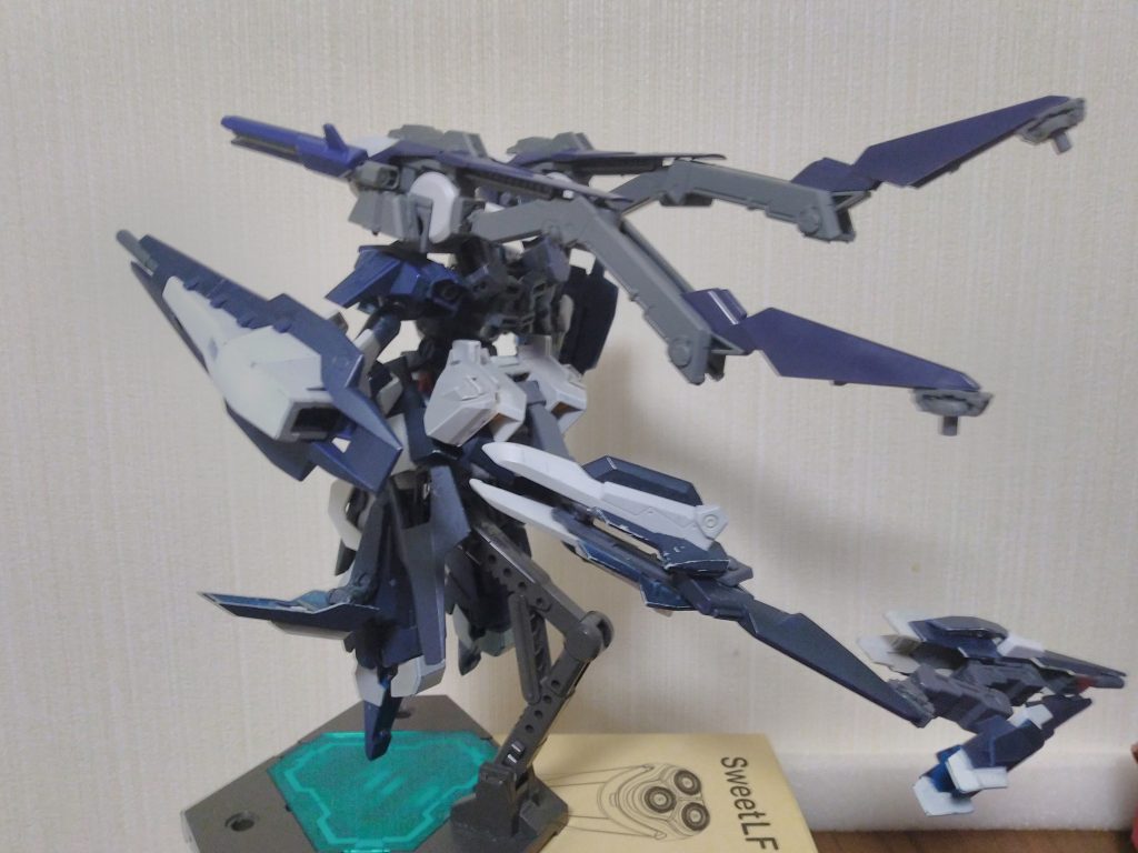 背中のパーツはバックパックではなく腰に付いておりテールスタビライザーになっている
背部にもアームがついている
シールドはギャプランのように可動できる